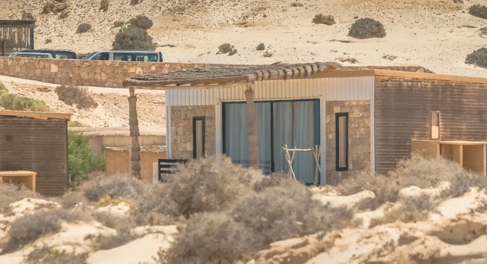 Écolodge à Dakhla : dormir en terre et en pierre, face à la lagune
