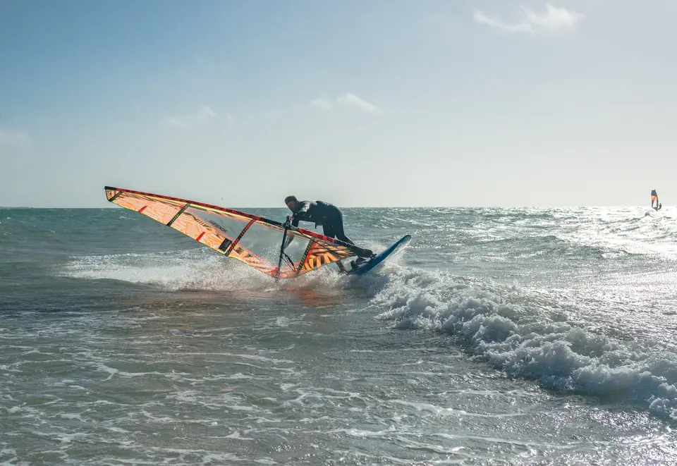 Séjour windsurf à Dakhla : naviguer chez Rachid Roussafi, le fils du vent